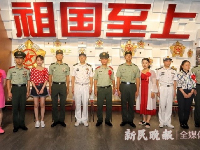 立功受奖官兵及其家属代表看上海