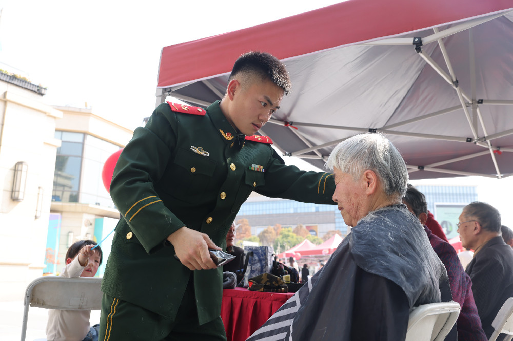 上海老年报—崇敬公益联盟 开展学雷锋志愿服务