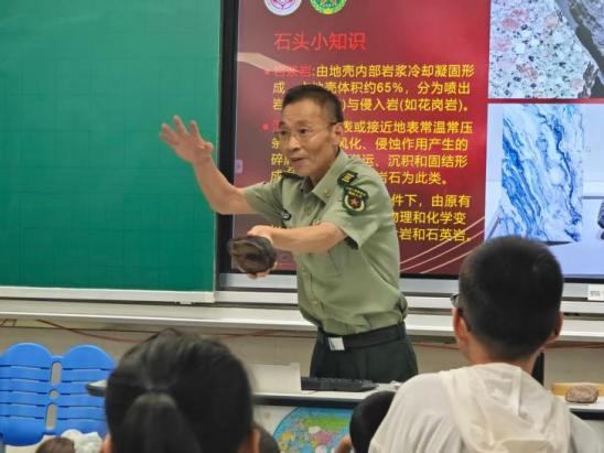 童心承奉风骨，薪火再传扬——杨浦“军号嘹亮”宣讲团开课
